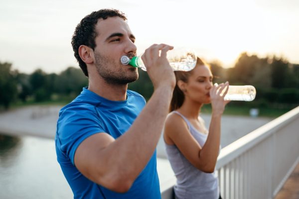 8 Benefícios de consumir água regularmente